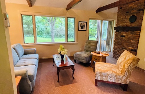 Arlington House | Southern Vermont Cottage - Read Our Arbnb reviews - 4.9!