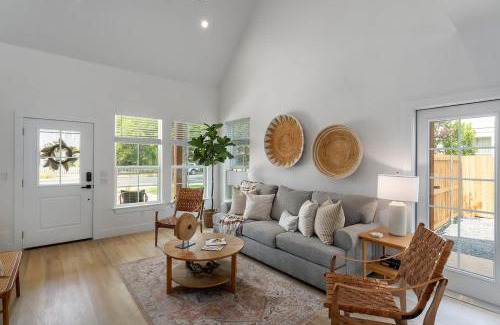 Fredericksburg House | Southern Vine Sip and Stay Combo