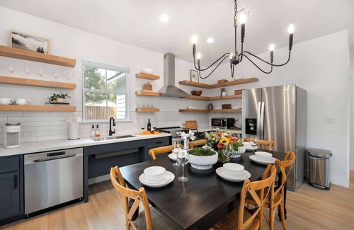 Fredericksburg House | Southern Vine Sip and Stay Combo