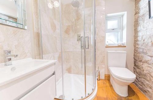 Kendal House | Southfield is a spacious period five bed, four bath with parking