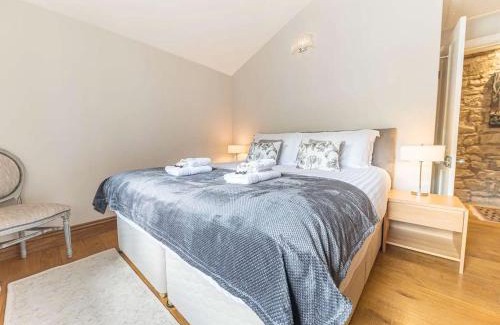 Kendal House | Southfield is a spacious period five bed, four bath with parking