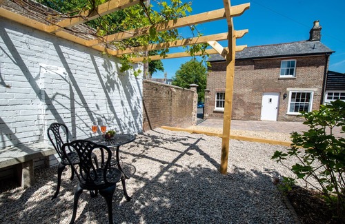 Dorchester House | Southgate Coach House - attractively furnished cottage for two.