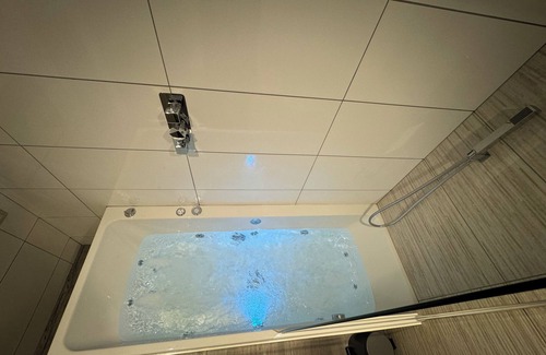 Elland Apartment | Southgate Luxury 2-bedroom apartment in Elland private parking WiFi Jacuzzi Bath