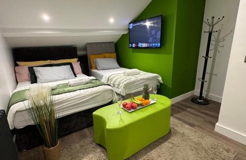 Elland Apartment | Southgate Luxury Apartments-Jaquzzi Bath-Private Parking- 2 Min M62