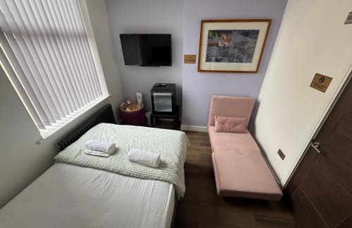 Elland Apartment | Southgate Luxury Apartments-Jaquzzi Bath-Private Parking- 2 Min M62