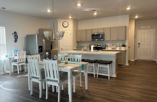 Southport House | Southport ~Coastal Charm~3 Miles to Oak Island Beach~Close to Fishing & Golf