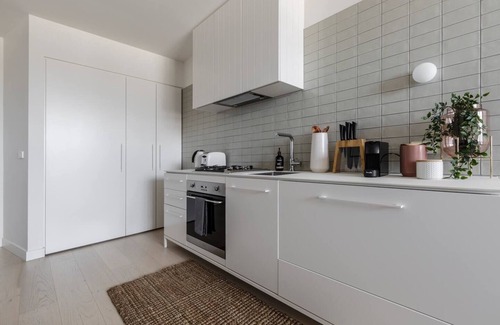 South Melbourne Apartment | Southside Contemporary Balcony Stay w City Views