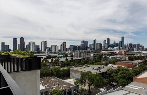 South Melbourne Apartment | Southside Contemporary Balcony Stay w City Views
