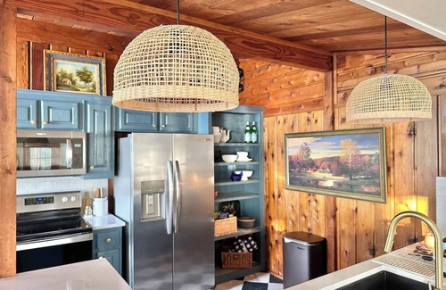 Enchanted Oaks House | Southside of Heaven is a luxury 3 bedroom cabin located on beautiful Cedar Creek Lake