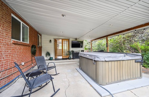 Littleton House | Southwest Mid-Mod 5BR w/Big Yard, Hot Tub, Fireplace, A/C, WIFI, and Kitchen