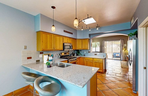 Oro Valley House | Southwestern home with hot tub, large yard, grill, & gas fireplace