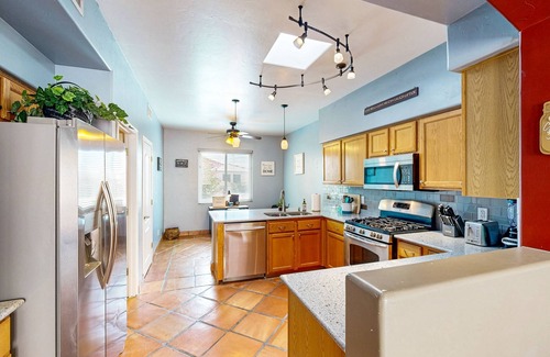 Oro Valley House | Southwestern home with hot tub, large yard, grill, & gas fireplace