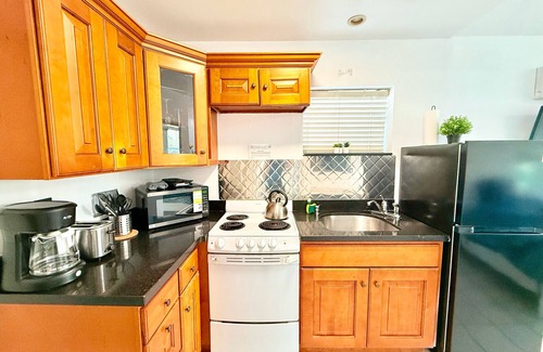 Hollywood South Central Beach Apartment | Southwinds Inn by The Gold Nests