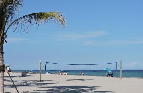 Hollywood South Central Beach Hotel | Southwinds Inn by The Gold Nests