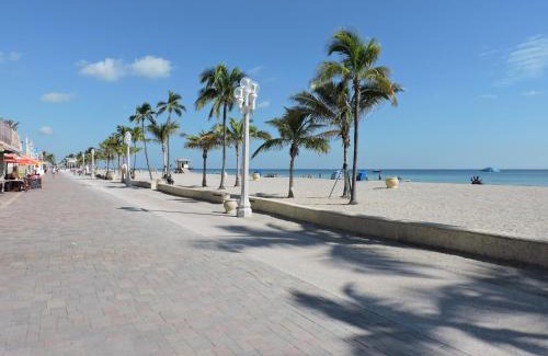 Hollywood South Central Beach Hotel | Southwinds Inn by The Gold Nests