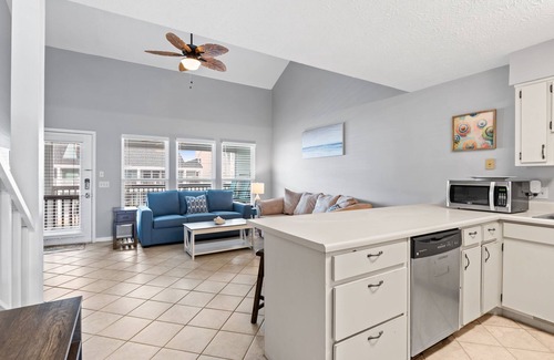 West Panama City Beach Condo | Southwindsw D6 Condo w/beach access, pool, shuffleboard!Sleeps 8!