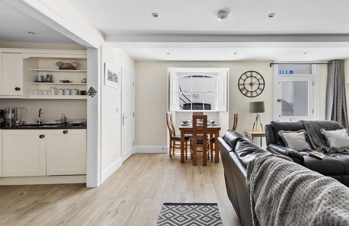 Torquay City Centre Apartment | Sovereign House - Chic and near Harbour, parking