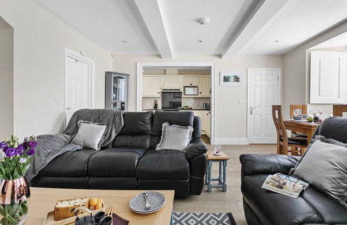 Torquay City Centre Apartment | Sovereign House - Chic and near Harbour, parking