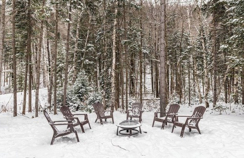 Saint-Faustin-Lac-Carre Ski Chalet | Spa, Climbing Wall, Arcade, Fire Pit ~ Tremblant, Skiing & Tubing Nearby!
