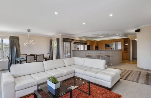 Waipahihi House | Spa-Pool, Lake & Mountain Views