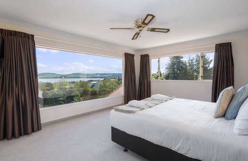 Waipahihi House | Spa-Pool, Lake & Mountain Views