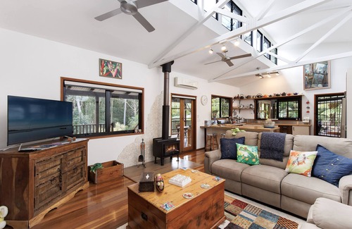 Doonan House | Spa with tropical garden view, cozy fireplace - Beach 10km - Eumundi Markets 6km