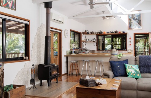 Doonan House | Spa with tropical garden view, cozy fireplace - Beach 10km - Eumundi Markets 6km