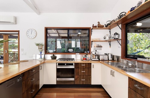 Doonan House | Spa with tropical garden view, cozy fireplace - Beach 10km - Eumundi Markets 6km