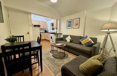 Roath Apartment | Space For Groups, 10 mins from centre with parking!