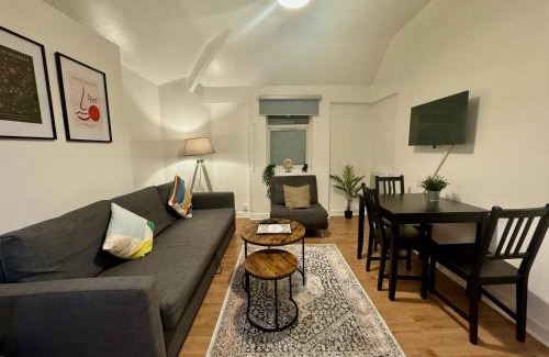 Roath Apartment | Space For Groups, 10 mins from centre with parking!