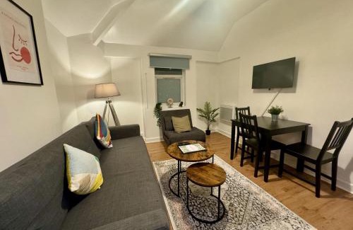 Roath Apartment | Space For Groups, 10 mins from centre with parking!