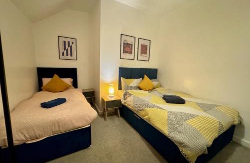 Roath Apartment | Space For Groups, 10 mins from centre with parking!