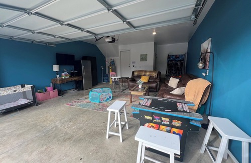 Rockwood House | Space for the whole crew! Our 4-bedroom retreat offers 2 Queen, 1 King, and a Full bunk—sleeps 10 in real beds. 🎮 Private Game Room, fast Wi-Fi, Smart TVs, washer/dryer, and a fully equipped kitchen keep everyone comfy. 🚗 5 min to Airport, 10