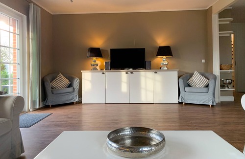 Bastorf House | Space for up to 10 connoisseurs! Large vacation home "Bootshaus" - lovingly coordinated furnishings and colors - XL south-facing terrace - fenced garden