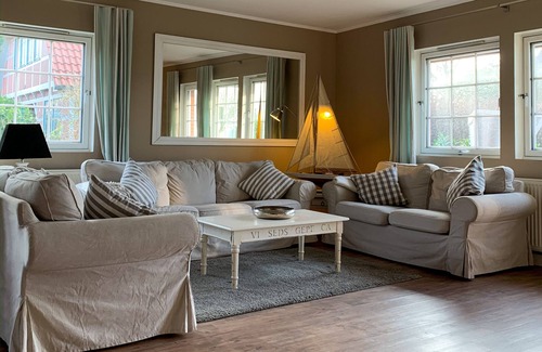Bastorf House | Space for up to 10 connoisseurs! Large vacation home "Bootshaus" - lovingly coordinated furnishings and colors - XL south-facing terrace - fenced garden