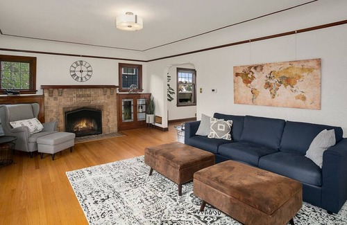 Eastlake House | Space Needle and Lake Union views in Eastlake