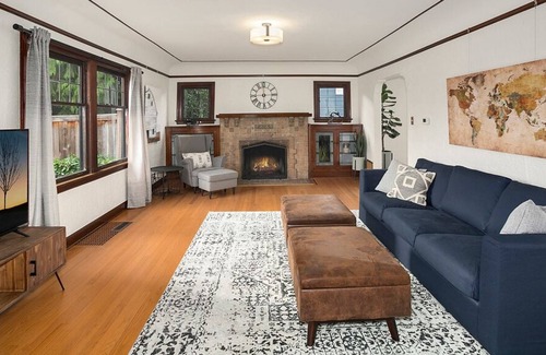 Eastlake House | Space Needle and Lake Union views in Eastlake