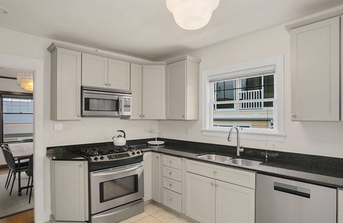 Eastlake House | Space Needle and Lake Union views in Eastlake