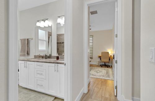 Wedgefield House | SpaceX BY R2 Shared Bath