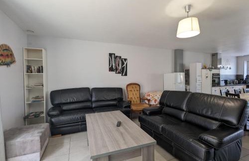 Neuvy-Saint-Sepulchre Bed & Breakfast | Spacieuse Chambre avec Salle d'Eau Privée à Louer dans Maison d'Hôtes Contemporaine - FR-1-591-606