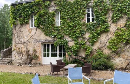 Solesmes House | Spacieuse maison au bord de la rivière, proche du Mans, avec équipements modernes, idéale pour familles - FR-1-410-440