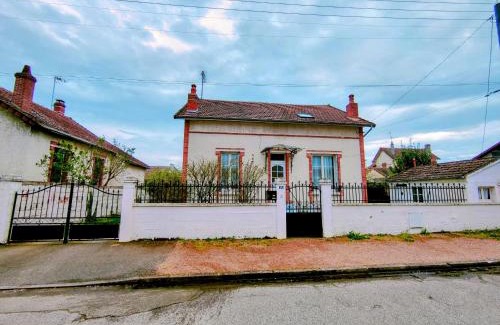 Auxerre House | Spacieuse Maison avec Jardin et Parking Auxerre