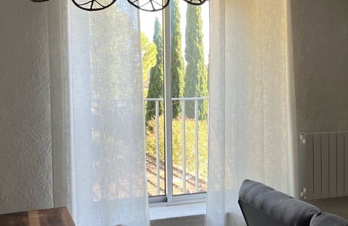 Entraigues-sur-la-Sorgue Apartment | Spacious 2 bedrooms/closed private parking