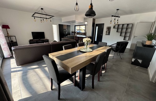 Entraigues-sur-la-Sorgue House | Spacious villa with pool