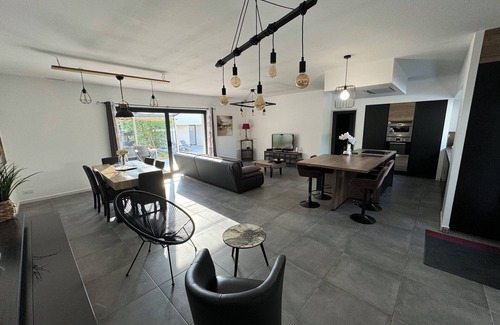 Entraigues-sur-la-Sorgue House | Spacious villa with pool