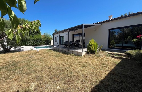 Entraigues-sur-la-Sorgue House | Spacious villa with pool