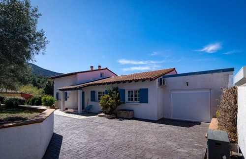 Montesquieu-des-Alberes Villa | Spacious family home with large outdoor pool area, only 25 min from the beach