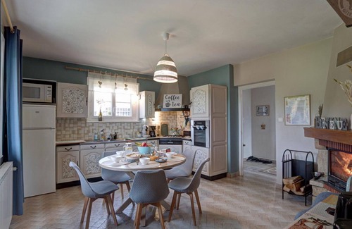 Saint-Georges-en-Couzan Cottage | Spacious family house with garden, pets welcome