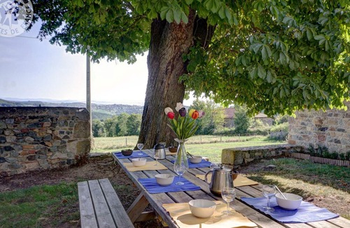 Saint-Martin-la-Sauvete Cottage | Spacious Cottage with Modern Amenities, Nature Trails, Fiber Internet & Pet-Friendly