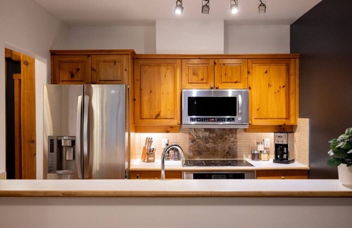 Nordic Estates House | Spacious 1.5BR: 5 min to Village with Private Hot tub & Pool!